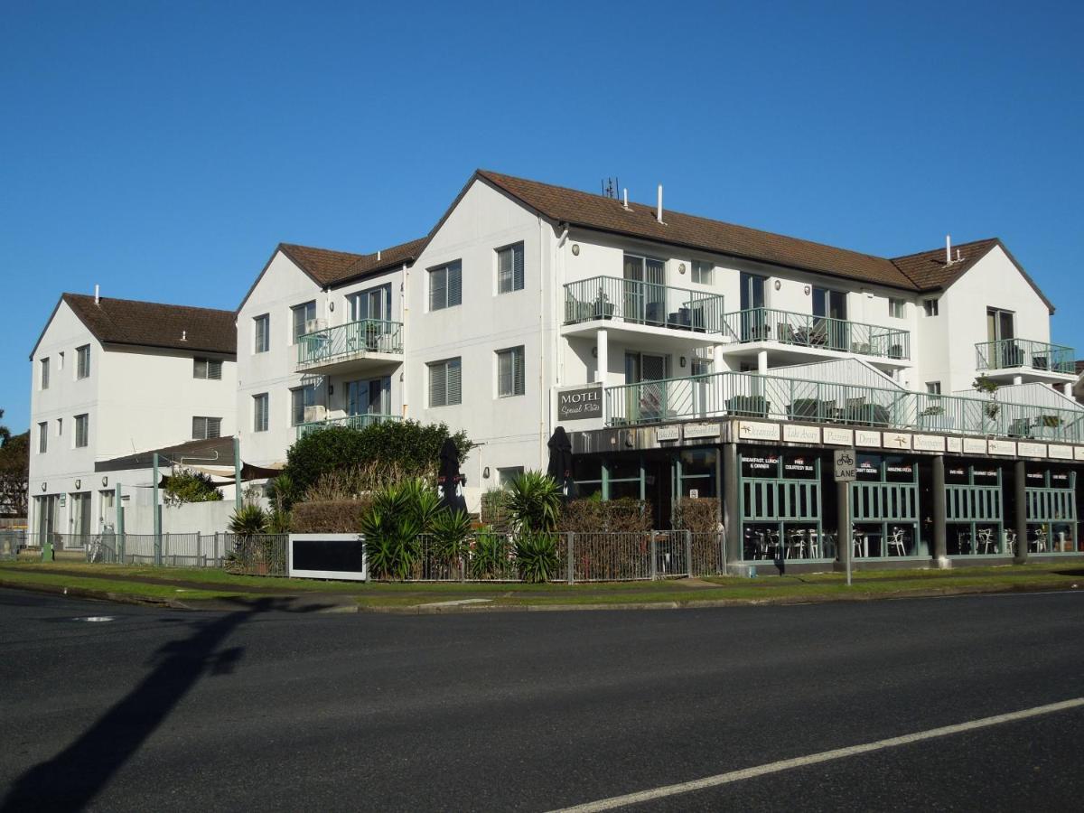 Oceanside Hawks Nest Hotel Екстериор снимка